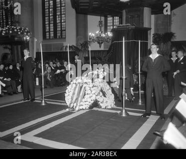 Victimes de guerre 1940-1945 commémorées dans le Westerkerk à Amsterdam Date: 5 novembre 1966 lieu: Amsterdam, Noord-Holland mots clés: Commémorations, églises, couronnes Nom de l'institution: Westerkerk Banque D'Images