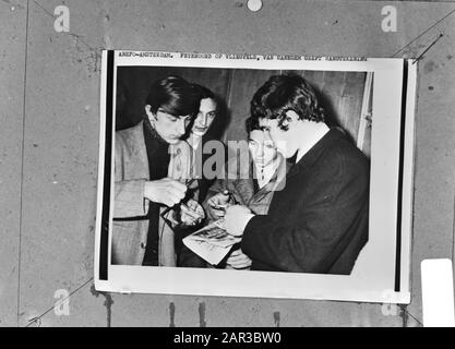 Varsovie: Legia contre Feyenoord mercredi prochain. Van Hanegem donne des signatures à l'aéroport de Varsovie Annotation: Repronegative Date: 30 mars 1970 lieu: Pologne, Varsovie mots clés: Signatures, footballeurs Nom personnel: Hanegem, William of Institutional name: Feyenoord, Legia Varsovie Banque D'Images