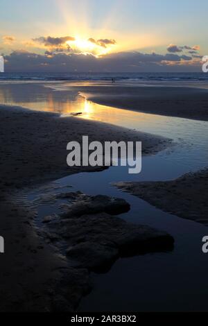 Traversez la plage de Dunraven Bay au coucher du soleil, près de Southerndown, South Glamourgan, Pays de Galles, Royaume-Uni Banque D'Images