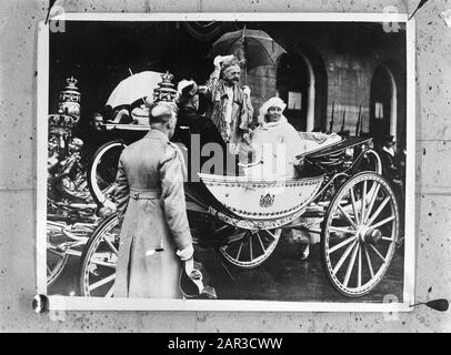 Queen Wilhelmina, Reine mère Emma et Prince Hendrik en calèche à l'arrivée à Amsterdam Date: Non dédrée lieu: Amsterdam, Noord-Holland mots clés: Queens, maison royale, princes, princesses, calèches Nom personnel: Emma, princesse, Henry, prince, Wilhelmina, reine Banque D'Images