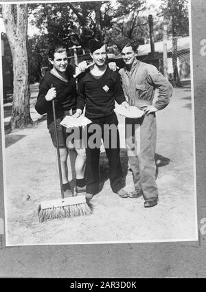 Recrues DE ML-KNIL (Armée indienne royale de l'aviation militaire) en formation au Camp St. Ives Bradfield Park près de Sydney (Nouvelle-Galles du Sud). Le soldat van den Dungen, ancien boxeur professionnel de 's-Hertogenbosch (au milieu), montre le poste qu'il a reçu des Pays-Bas au soldat Verweij de Maastricht et au soldat Koster, qui sera formé comme pilote Date: Juillet 1945 lieu: Australie, Sydney mots clés: Armée, soldats, formations, personnage de la seconde Guerre mondiale: Dungen, [...] van den, Koster, [...], Verwey, [...] Banque D'Images