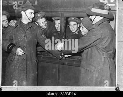 Recrues DE ML-KNIL (Armée indienne royale de l'aviation militaire) en formation au Camp St. Ives Bradfield Park près de Sydney (Nouvelle-Galles du Sud). Date : Juillet 1945 Lieu : Australie, Sydney Mots Clés : Armée, Militaire, Entraînement, Seconde Guerre Mondiale Banque D'Images