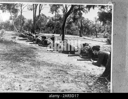 Recrues DE ML-KNIL (Armée indienne royale de l'aviation militaire) en formation au Camp St. Ives Bradfield Park près de Sydney (Nouvelle-Galles du Sud). Entraînement des armes Date : juillet 1945 lieu : Australie, Sydney mots clés : armée, militaire, entraînement, seconde Guerre mondiale Banque D'Images