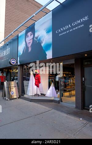 Due West, magasin Canada Goose, façade de magasins de détail, Queen St West, Toronto (Ontario), Canada Banque D'Images