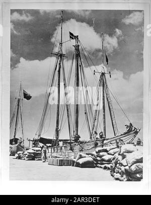 Wi [West Indies]/Annefo série Londres Panama les schooners sont déchargés dans le port d'Oranjestad Annotation: Repronegative Date: 1940-1945 lieu: Aruba, Oranjestad mots clés: Bateaux, ports, seconde guerre mondiale Banque D'Images