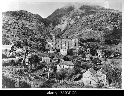 Wi [Antilles]/Annefo London series Island of Saba: Vue générale Du Fond, capitale de Saba Annotation: Repronegative Date: {1940-1945} lieu: Saba mots clés: Paysages, seconde Guerre mondiale Banque D'Images