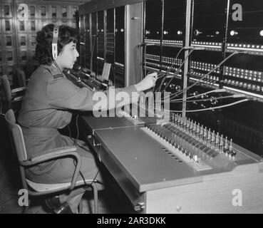 Reportage Reserve Milva Reserve Milva Annotation: Téléphoniste Au Standard Date: 7 Janvier 1957 Banque D'Images