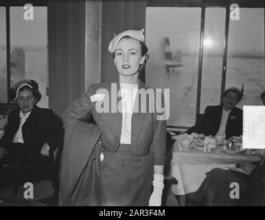 Mannequins anglais avec spectacle et soins de beauté à Schiphol Date : 29 mars 1951 mots clés : mannequins, spectacles Banque D'Images