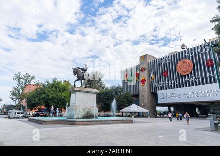 Monterrey, Nuevo León, Mexique - 21 novembre 2019 : le Palais du Gouvernement municipal et le monument général Ignacio Zaragoza de Macroplaza Banque D'Images