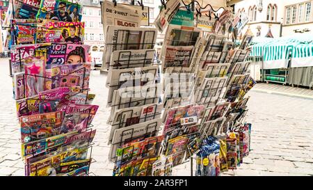 Trèves, ALLEMAGNE - 13 SEPTEMBRE 2019: Magazines et journaux allemands et internationaux à vendre dans un kiosque à journaux allemand à TRÈVES, Allemagne. Banque D'Images