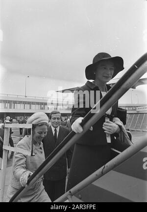 Visite royale à Zeeland. Grand duchesse, princesse Beatrix et prince Claus sur le chemin de l'avion Date: 14 septembre 1967 lieu: Zeeland Nom personnel: Beatrix, princesse, Claus, prince Banque D'Images