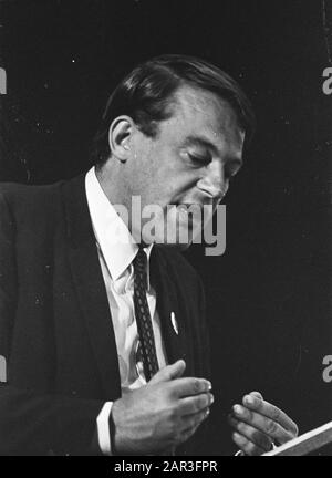 Le Congrès du parti d'66 à Leiden Hans van Mierlo s'adresse aux membres du Congrès Date: 14 septembre 1968 lieu: Leiden, Hollande-Méridionale mots clés: Congrès, politiciens, partis politiques, portraits Nom personnel: Mierlo, Hans van Banque D'Images