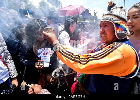 La Paz, Bolivie. 22 janvier 2020. Une bénédiction locale de sorcières pendant le festival bolivien de la prospérité Alasitas à la Paz . Là, les gens achètent ce qu'ils veulent avoir pendant l'année ou par elle pour d'autres personnes, comme dans un "marché de souhaits". Tout est généralement basé sur les mniatures des choses que les gens veulent. Le plus comon est d'acheter de faux argent, comme des Dolards américains, des pesos Bolivianos ou même des euros. Crédit: Christian Lombardi/Zuma Wire/Alay Live News Banque D'Images