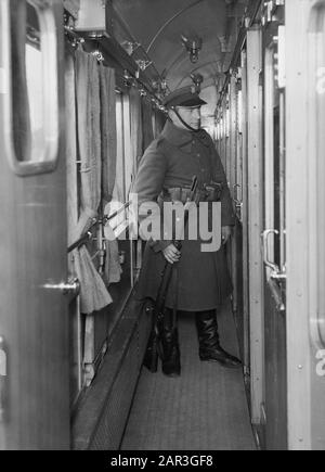 Voyage en Pologne militaire dans le train sur la route entre la frontière et la Stobcy Annotation: Stobcy en Biélorussie est l'ancien Stolpce en Pologne Date: 1934 lieu: Stobcy, Biélorussie mots clés : postes frontières, soldats, trains Banque D'Images