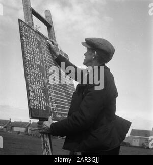 L'anneau couse à la Pentecôte trois sur Walcheren. Le stand est suivi sur une annotation de tableau de surveillance: La Pentecôte Trois est un jour de marché traditionnel en plusieurs endroits Date: 14 mai 1951 lieu: Walcheren, Zeeland mots clés: Marchés, points de suture Banque D'Images