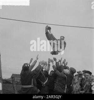 L'anneau couse à la Pentecôte trois sur Walcheren. Le gagnant est jonast Annotation: La Pentecôte Trois est un jour traditionnel de marché en plusieurs endroits Date: 14 mai 1951 lieu: Walcheren, Zeeland mots clés: Marchés, points de suture Banque D'Images