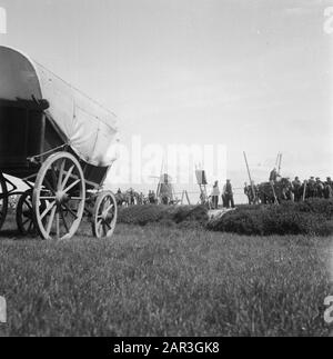 L'anneau couse à la Pentecôte trois sur Walcheren. Le stand est suivi sur une annotation de tableau de surveillance: La Pentecôte Trois est un jour de marché traditionnel en plusieurs endroits Date: 14 mai 1951 lieu: Walcheren, Zeeland mots clés: Marchés, points de suture Banque D'Images