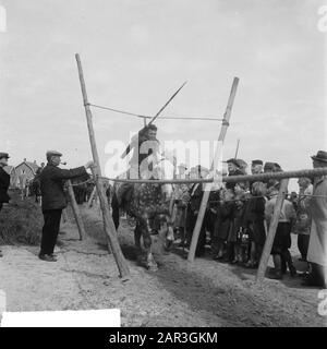 Ring points de suture à la Pentecôte Trois sur Walcheren Annotation: La Pentecôte Trois est une journée traditionnelle du marché en plusieurs endroits Date: 14 mai 1951 lieu: Walcheren, Zélande mots clés: Marchés, points de suture Banque D'Images