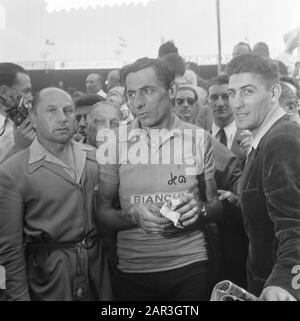 Tour De France 1952 Terminer Paris. Fausto Coppi, vainqueur de la classification générale et porteur du maillot jaune Date: 19 juillet 1952 lieu: France, Paris mots clés: Sport, cyclisme, cyclistes Nom personnel: Coppi, Fausto Nom de l'institution: Tour de France Banque D'Images
