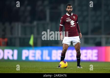 Turin, Italie - 25 janvier 2020: Koffi Djidji de Torino FC en action pendant le match de football de Serie A entre Torino FC et Atalanta BC. Crédit: Nicolò Campo/Alay Live News Banque D'Images