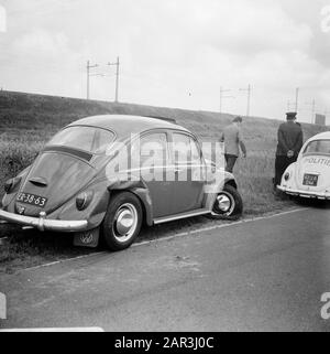 Vol en voiture de Groenpol sur Westhavenweg. La voiture des voleurs; une Volkswagen Beetle Date: 21 juin 1968 lieu: Amsterdam, Noord-Holland mots clés: Voitures, crime, vol Nom de l'institution: Volkswagen Banque D'Images