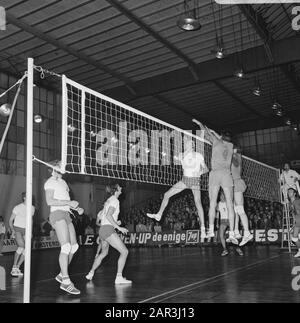 Europa Cup Volleyball; Delta Lloyd/Amvj Contre Steana Bucarest 0-3 Date: 6 Décembre 1970 Mots Clés: Volley-Ball Nom De La Personne: Delta Lloyd Nom De L'Institution: Steaua Bucarest Banque D'Images