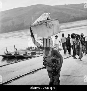 Zaïre (anciennement Congo belge) vie dans la campagne Date : 24 octobre 1973 lieu : Congo, Zaïre mots clés : vie de village, rivières, transports Banque D'Images