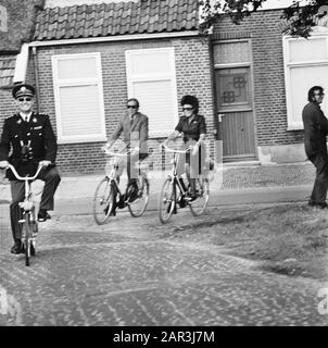 Princesse Beatrix et Prins Claus, deuxième jour sur la moto pendant la visite de travail à Drenthe Date: 20 septembre 1973 lieu: Drenthe mots clés: Bicyclettes, princesses, visites de travail Nom personnel: Beatrix, princesse, Claus, prince Banque D'Images