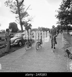 Princesse Beatrix et Prins Claus, deuxième jour sur la moto pendant la visite de travail à Drenthe Date: 20 septembre 1973 lieu: Drenthe mots clés: Bicyclettes, princesses, visites de travail Nom personnel: Beatrix, princesse, Claus, prince Banque D'Images