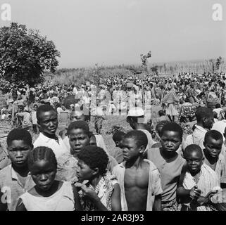 Zaïre (anciennement Congo belge) Les Gens dans la campagne Date : 24 octobre 1973 lieu : Congo, Zaïre mots clés : paysages, foules Banque D'Images