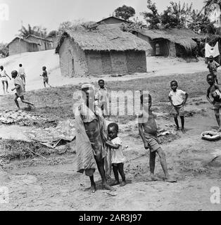 Zaïre (anciennement Congo belge) enfants dans un camp de réfugiés angolais au nord de Kinshasa Date : 24 octobre 1973 lieu : Congo, Zaïre mots clés : enfants, réfugiés, camps de réfugiés Banque D'Images