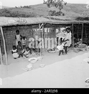 Zaïre (anciennement Congo belge) enfants dans un camp de réfugiés angolais au nord de Kinshasa Date : 24 octobre 1973 lieu : Congo, Zaïre mots clés : enfants, réfugiés, camps de réfugiés Banque D'Images