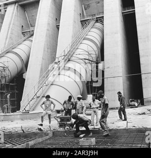 Zaïre (anciennement Congo belge) projet Inga, barrage dans la rivière Zaïre; personnes aux lignes d'approvisionnement des turbines Date : 24 octobre 1973 lieu : Congo, Zaïre mots clés : tuyauterie, rivières, barrages, turbines Banque D'Images