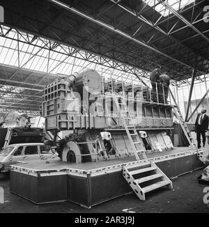 Préparatifs du salon Europort 73 au RAI un véhicule amphibie est établi Date: 9 novembre 1973 lieu: Amsterdam, Noord-Holland mots clés: Véhicules amphibies, foires Banque D'Images