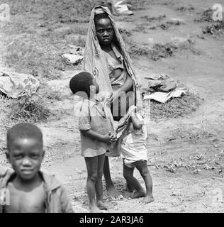 Zaïre (anciennement Congo belge) enfants dans un camp de réfugiés angolais au nord de Kinshasa Date : 24 octobre 1973 lieu : Congo, Zaïre mots clés : enfants, réfugiés, camps de réfugiés Banque D'Images