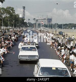 Visite d'État Indonésie public en attente de l'arrivée du couple royal à Jakarta Date: 26 août 1971 lieu: Indonésie, Jakarta mots clés: Photographes, reines, présidents, princes, public, visites d'État Nom personnel: Bernhard (prince Pays-Bas), Juliana (Queen Pays-Bas), Suharto Banque D'Images