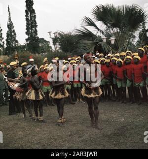 Prince Bernhard au Zaïre avec le Président Mobutue; groupe de danse folklorique Date: 12 août 1973 lieu: Zaïre Nom personnel: Bernhard (prince Pays-Bas), Mobutu Sese Seko, Joseph Banque D'Images