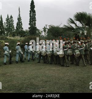 Prince Bernhard au Zaïre avec le Président Mobutue; chapelle militaire Date : 12 août 1973 lieu : Zaïre Nom personnel : Bernhard (prince Pays-Bas), Mobutu Sese Seko, Joseph Banque D'Images