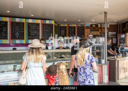 Famille australienne commandant des crèmes glacées dans un magasin de Lennox Head sur la côte nord de la nouvelle-galles du sud, Australie Banque D'Images