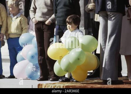 Koninginnedag 1979, défile Soestdijk; Royal Family on board. Fils de la princesse Christina: Prince Bernardo Date: 30 avril 1978 mots clés: Defiles, QUEEN DAG, famille royale Nom personnel: Bernardo Guillermo, prince Banque D'Images