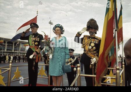 Visite d'État de la Reine Juliana, du Prince Bernhard, de la Princesse Beatrix et du Prince Claus en Ethiopie; Arrivée, Bernhard, de sa Majesté, de l'empereur Haile Selassie Date : 31 janvier 1969 lieu : Ethiopie mots clés : empereurs, reines, princes, visites d'état Nom personnel : Bernhard, prince, Haile Selassie, empereur d'Ethiopie, Juliana, Reine Banque D'Images