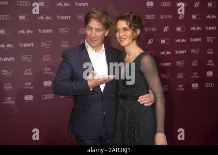 25 janvier 2020, Autriche, Kitzbühel: L'acteur Tobias Moretti et sa femme Julia viennent au Kitz Race Party 2020, qui a eu lieu le soir de la course de descente des hommes sur le Streif au Kitz Race Club. Photo: Felix Hörhager/Dpa Banque D'Images