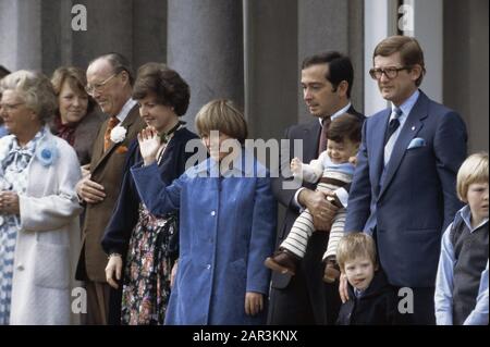 Koninginnedag 1978, Defile Soestdijk; Koninklijke Famili (Partie) Avec La Princesse Chistina Et Jorge Guillermo Date: 1 Mai 1978 Lieu: Soestdijk, Utrecht Mots Clés: Defiles, Koninkinnedag, Famille Royale Nom Personnel: Christina, Princesse, Guillermo, Jorge Banque D'Images