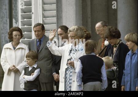 Koninginnedag 1978, defile Soestdijk; Queen Juliana, Prins Bernhard, Princess Beatrix et Prins Claus Date: 1 mai 1978 lieu: Soestdijk, Utrecht mots clés: Defi, KONEINNEDAG, reens Nom personnel: Beatrix, Princess, Bernhard, prince, Claus, prince, Juliana (Queen Pays-Bas) Banque D'Images