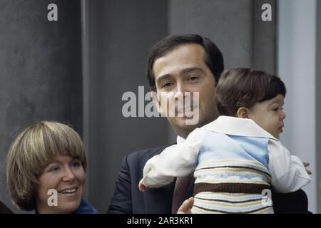 Koninginnedag 1978, defile Soestdijk; Princess Christina Jorge Guillermo et son (close) Date: 1 mai 1978 lieu: Soestdijk, Utrecht mots clés: Defiles, QUEEDINNEDAG Nom personnel: Christina, princesse, Guillermo, Jorge Banque D'Images