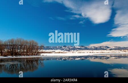 Lac D'Hiver Dans Les Montagnes Rocheuses Du Colorado Banque D'Images