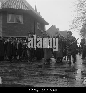 Front North-East Pays-Bas: Enschede - Hengelo [bataille et libération Achterhoek (1 avril 1945), Enschede (1 avril 1945), Hengelo (3 avril 1945)] les prisonniers de guerre allemands sont enlevés Date: 3 avril 1945 lieu: Enschede, Hengelo, Overijssel, Twente mots clés: Fronts, prisonniers de guerre, seconde Guerre mondiale Banque D'Images