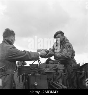 Front North-East Pays-Bas: Enschede - Hengelo [bataille et libération Achterhoek (1 avril 1945), Enschede (1 avril 1945), Hengelo (3 avril 1945)] Citizen of Twente montre sa gratitude pour la libération Date: Avril 1945 lieu: Enschede, Hengelo, Overijssel, Twente mots clés:, fronts, seconde guerre mondiale Banque D'Images