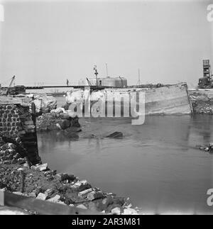 Récupération : Vidage De La Reconstruction Des Ports. Travaux de réparation sur une installation portuaire Date: 1945 lieu: Vlissingen, Zeeland mots clés: Ports, récupération, seconde guerre mondiale, reconstruction Banque D'Images