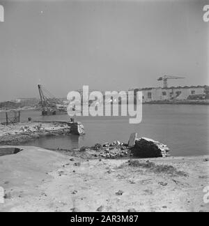 Récupération : Vidage De La Reconstruction Des Ports. Travaux de réparation sur une installation portuaire Date: 1945 lieu: Vlissingen, Zeeland mots clés: Ports, récupération, seconde guerre mondiale, reconstruction Banque D'Images
